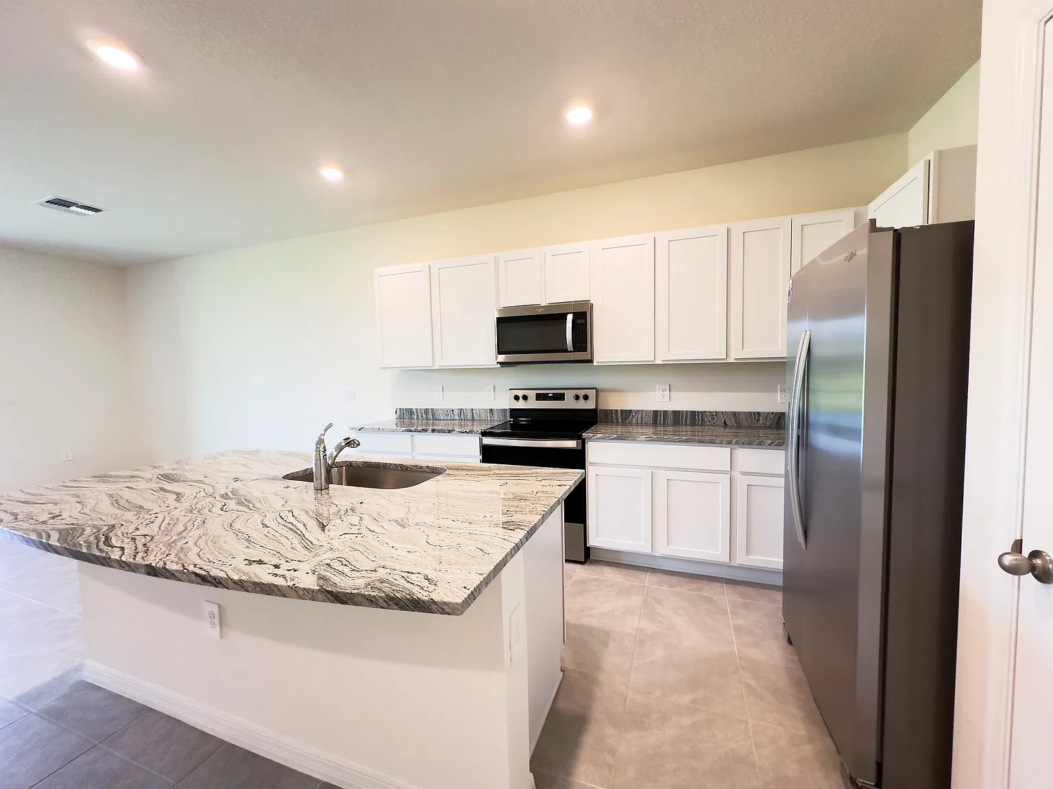 3 bed, 1673 sqft, $3,300 — Photo 4