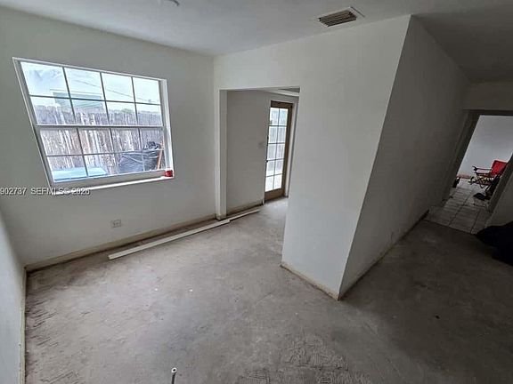 5th image of 411 NE 57th Ct