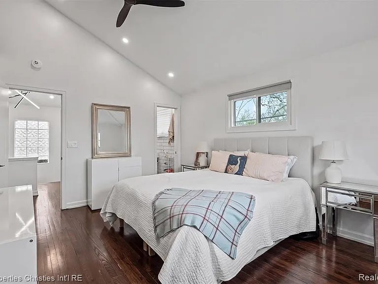 956 Northlawn Blvd — Photo 16