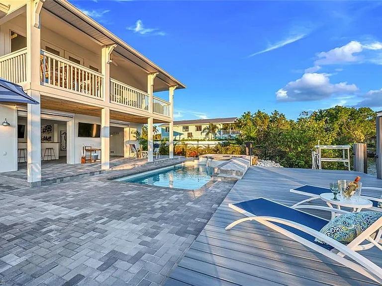 2736 Gulfview Dr — Photo 3