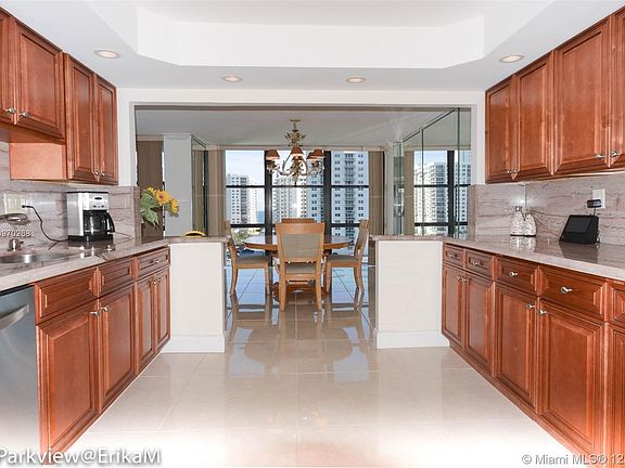 5th image of 800 Parkview Dr APT 921