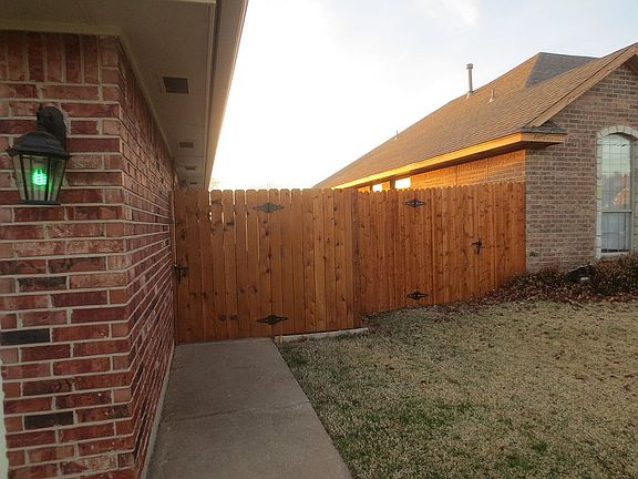 2nd image of 13805 Glen Oaks Pl