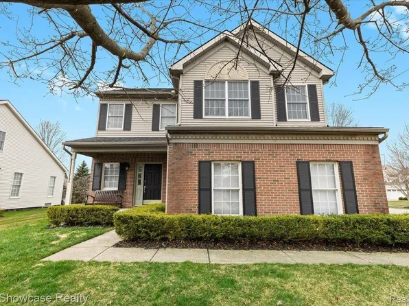 1042 Polo Dr, South Lyon, MI 48178