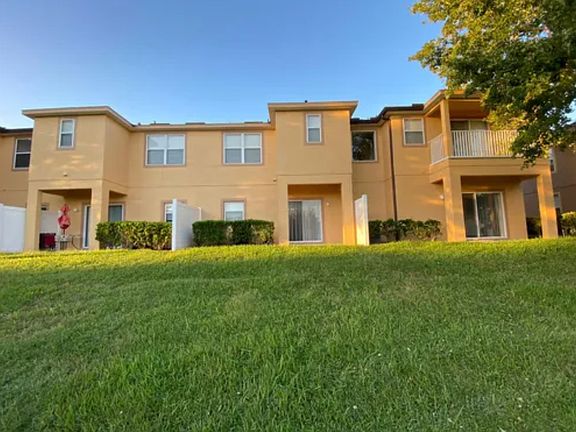 2nd image of 3121 Retreat View Cir