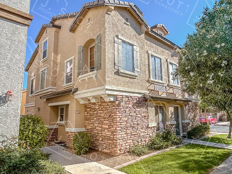 746 N Laguna Dr — Photo 2
