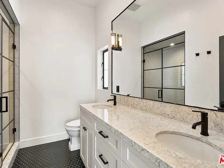 1253 S Plymouth Blvd — Photo 10