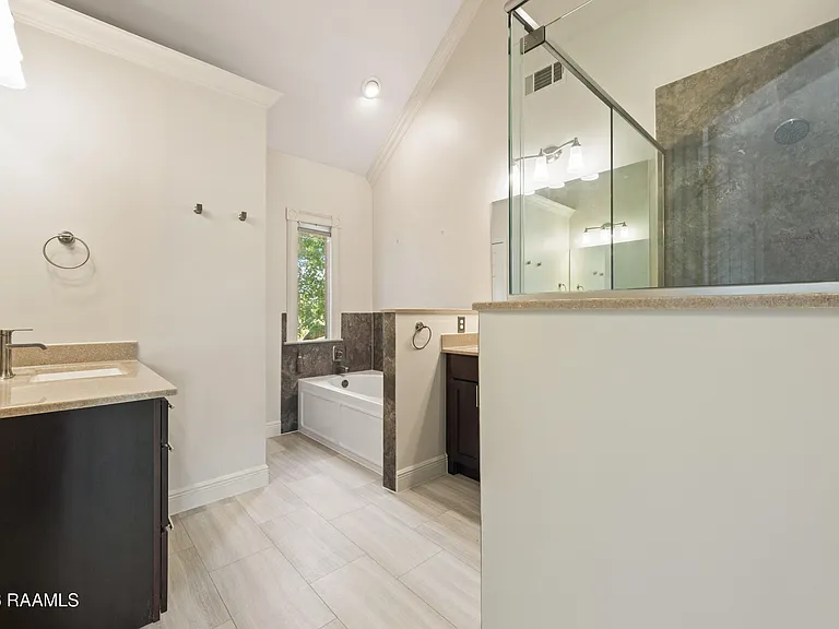 300 Oak Hollow Dr — Photo 30