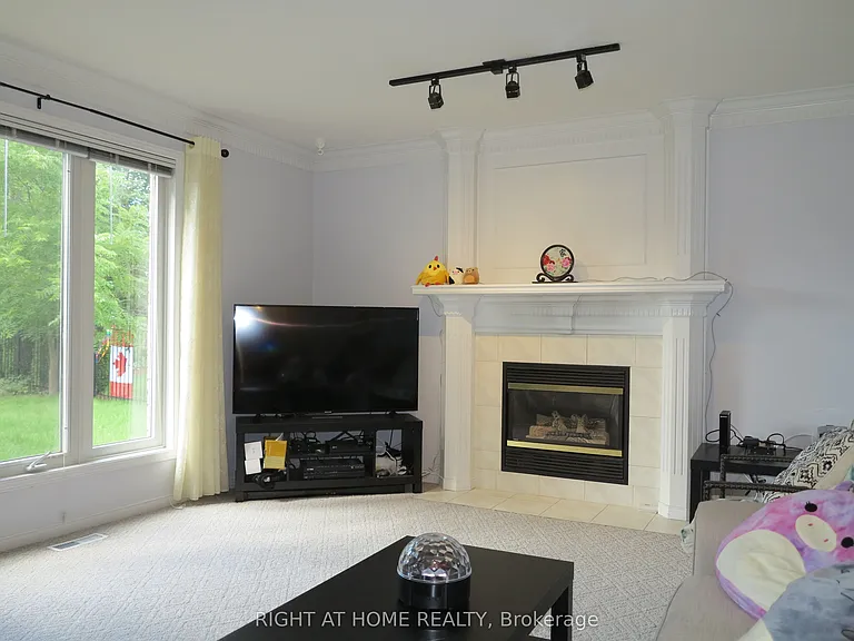 35 Moraine Cres — Photo 12