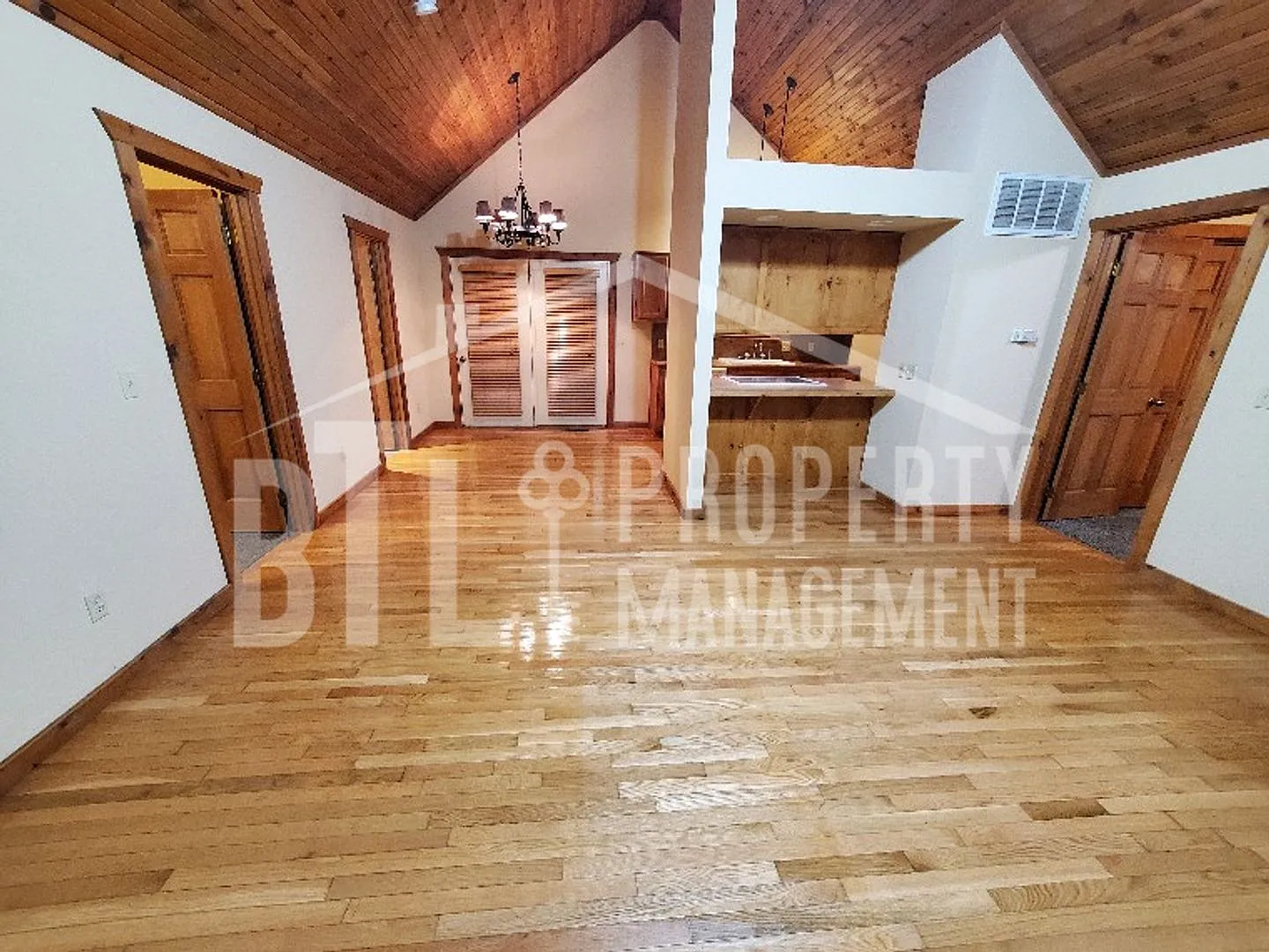 Gorgeous Lodge in Gated Community! — Photo 4