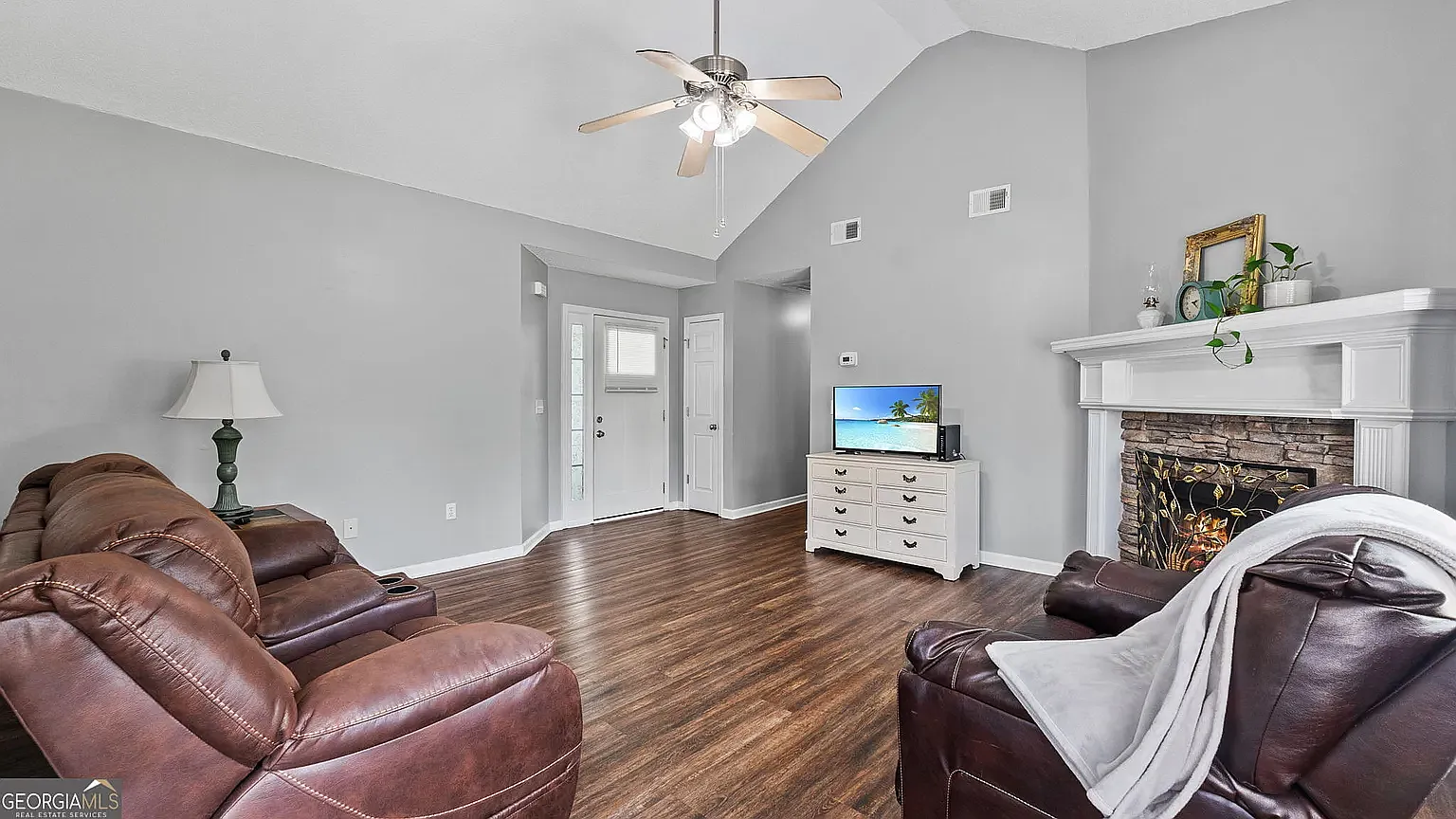 3 bed, 1200 sqft, $1,950 — Photo 3
