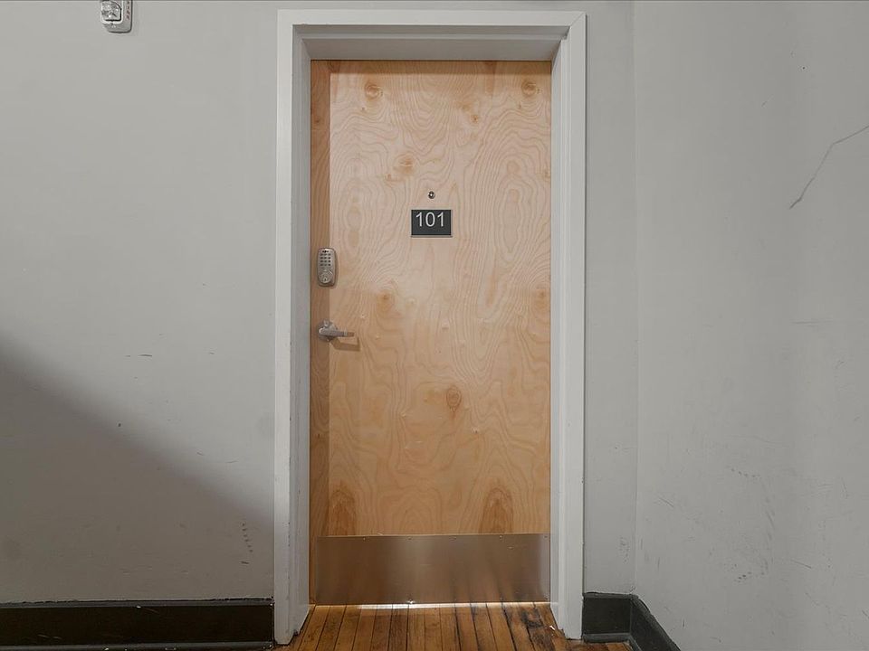 1st image of 2022 E Broad St #101