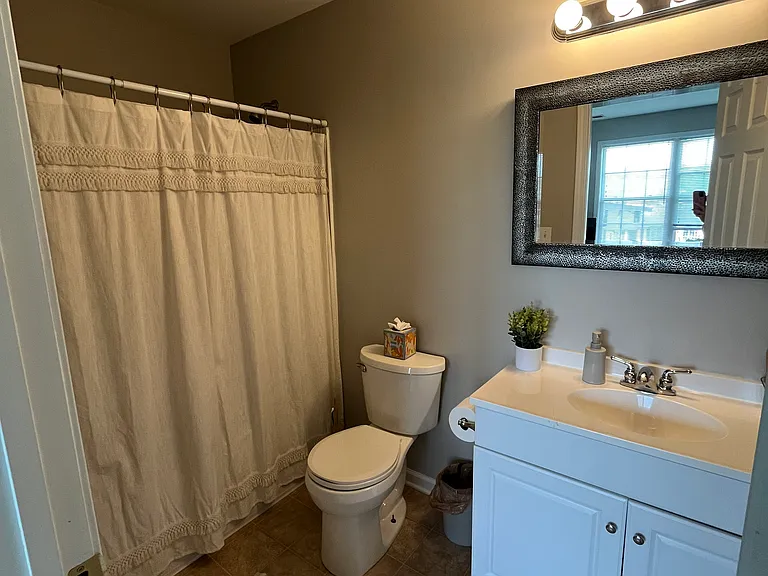 733 W High St — Photo 11