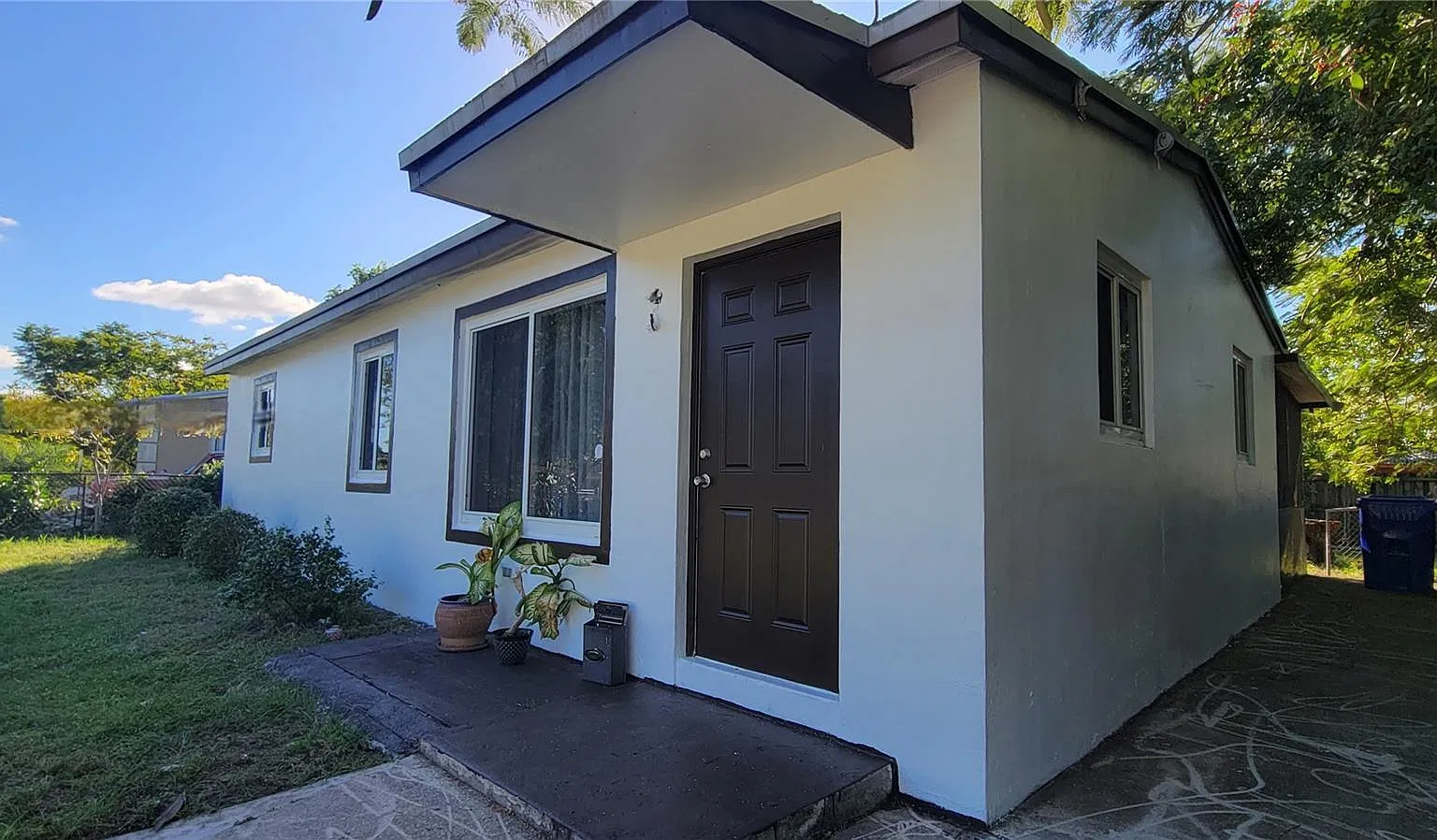 3 bed, 2.0 bath, 998 sqft, $3,000 — Photo 1