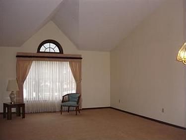 3rd image of 2 Southhampton Ct