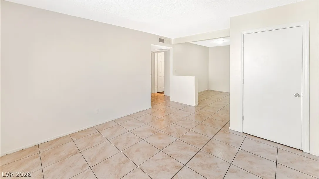 2 bed, 1.0 bath, 2980 sqft, $985 — Photo 4