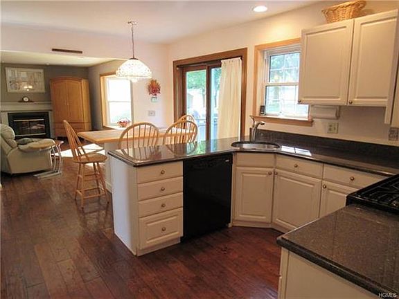 3rd image of 95 Winchester Dr