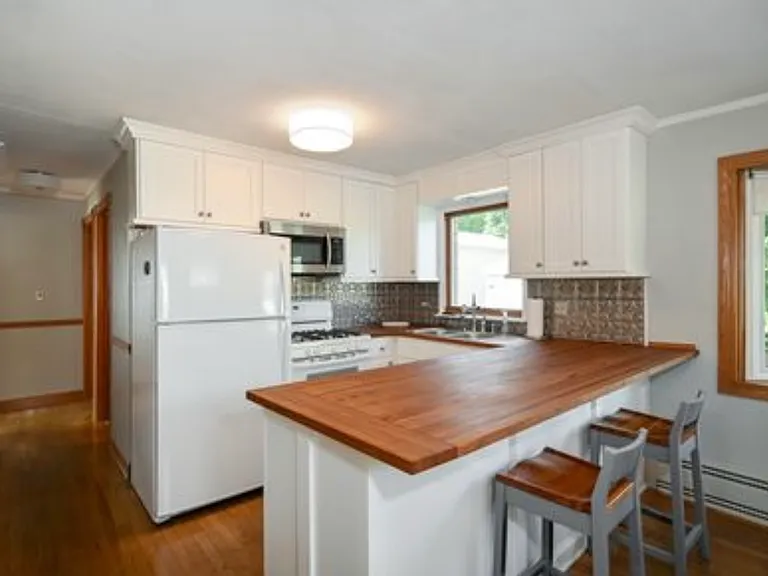 108 S Craig Pl — Photo 2