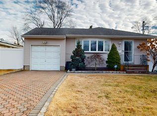 8 Pleasant Avenue, Farmingdale, NY 11735