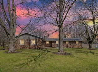 207 Timberview Dr, Mahomet, IL 61853