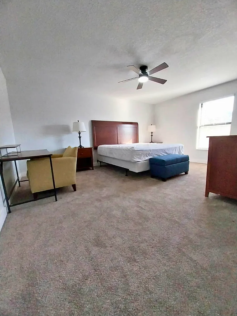 6 bed, 2780 sqft, $900 — Photo 2