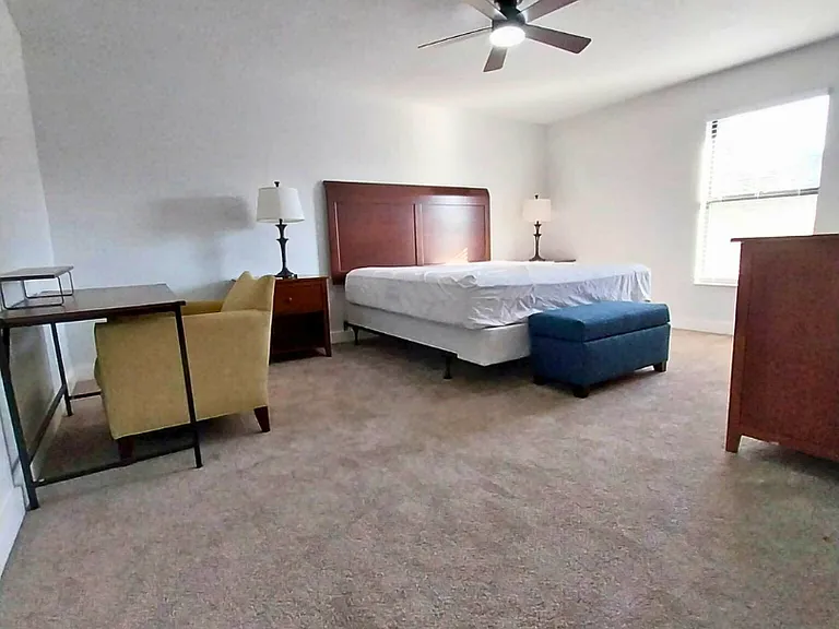 King-sized bed, with two nightstands and lamps.