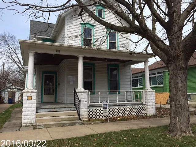 213 Neil St photo 1