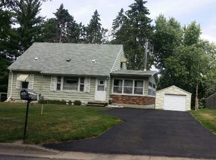 693 Skillman Ave W, Roseville, MN 55113