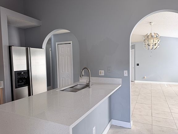 5th image of 912 Grassy Island Ln