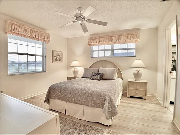 5th image of 379 N Grove Isle Cir