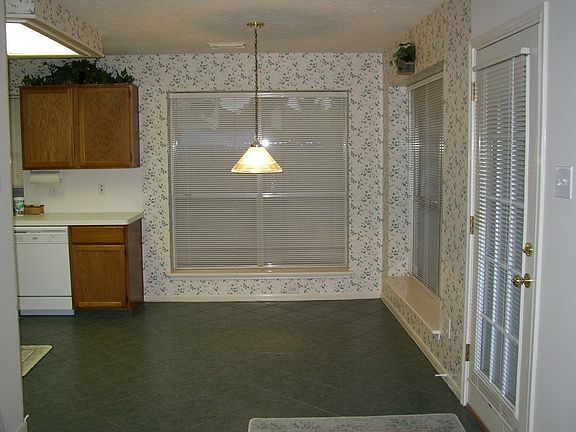 Large Eat-In Kitchen