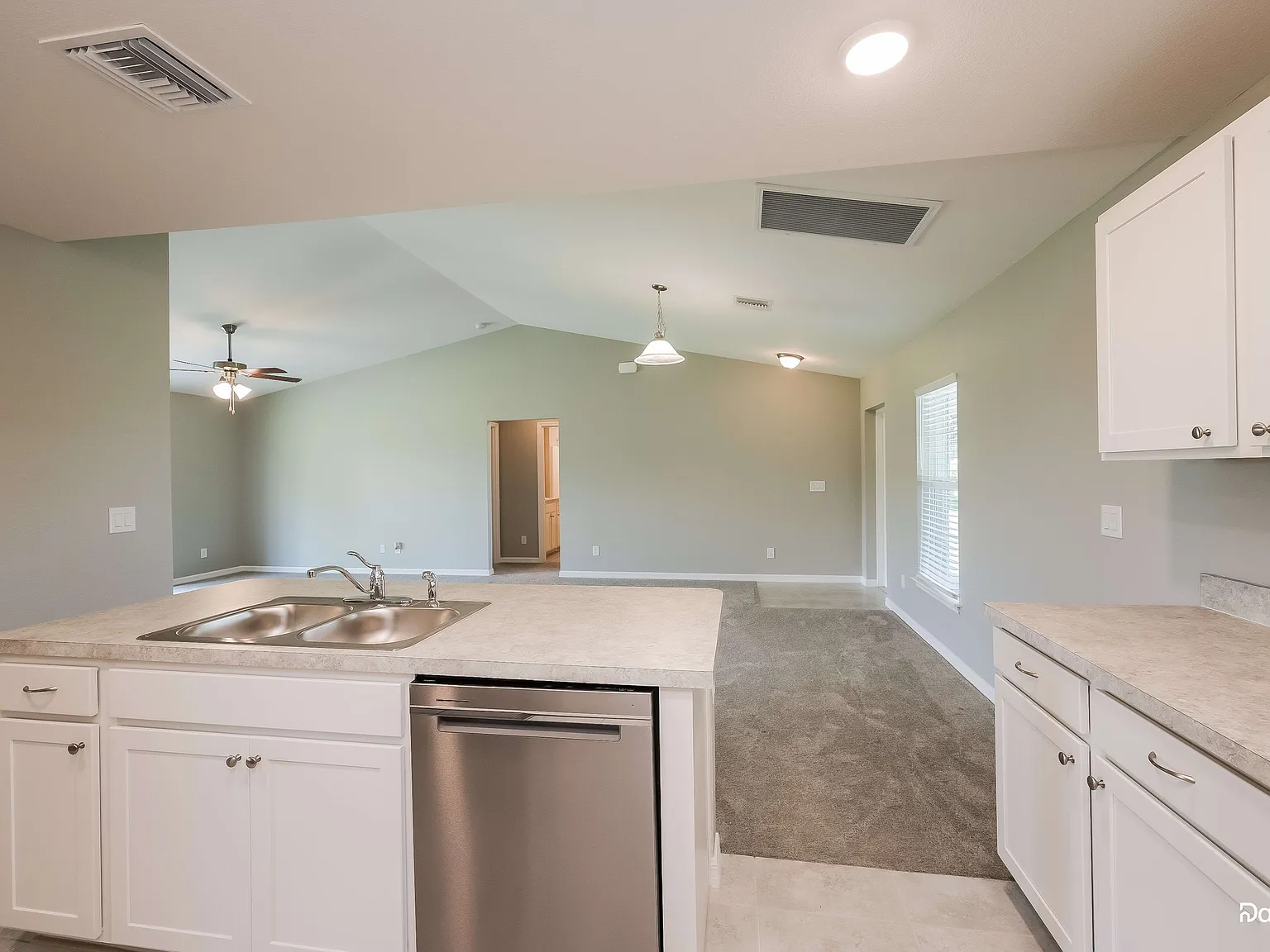 3 bed, 2.0 bath, 1399 sqft, $2,035 — Photo 3
