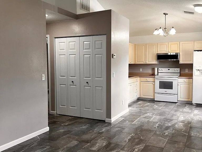 1456 25th Ct SW — Photo 4