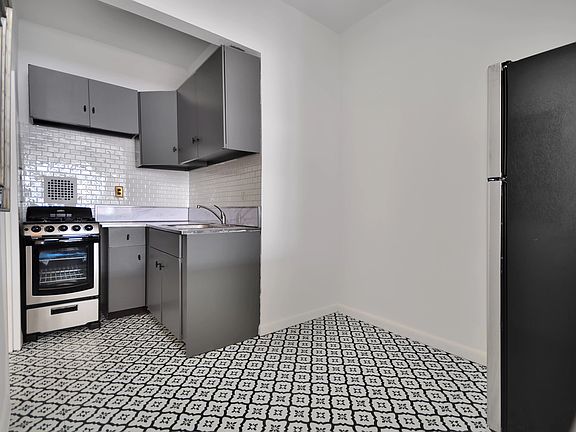 3rd image of 531 E 88th St APT 5C
