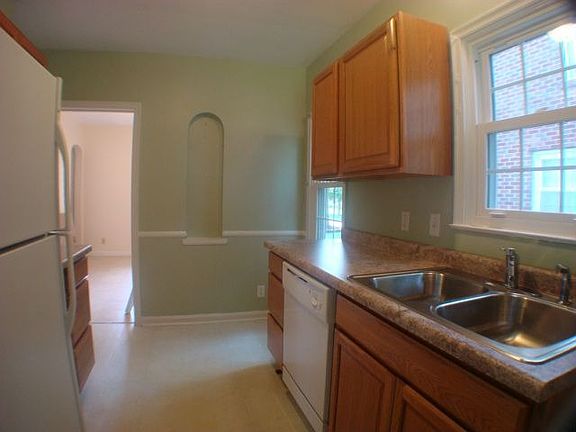 2nd image of 915 S Hoosier Ave