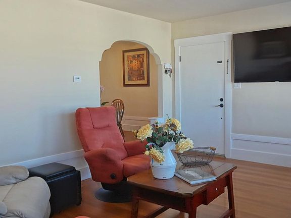 3rd image of 121 Poplar Ave