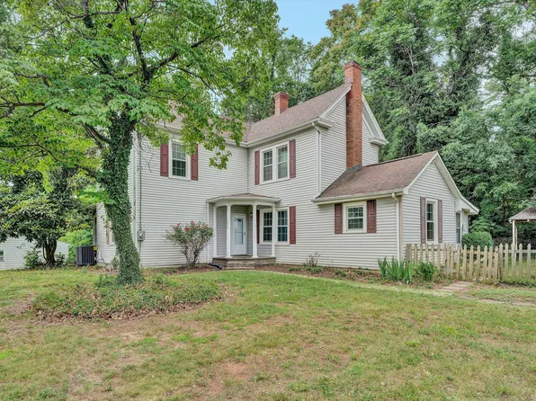 1036 Country Club Dr NW, Roanoke, VA 24017