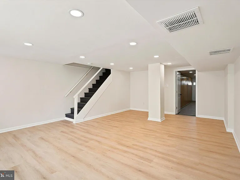 668 Renz St — Photo 14