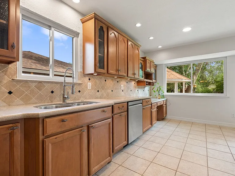 11811 Carshalton Dr — Photo 12