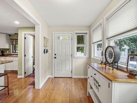 3rd image of 34 Sargent St