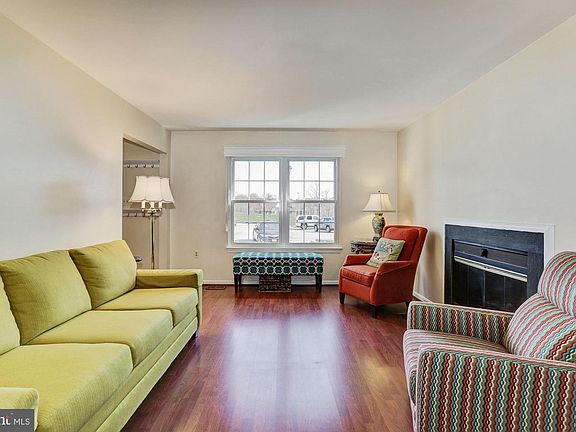 3rd image of 8 Holland Ct
