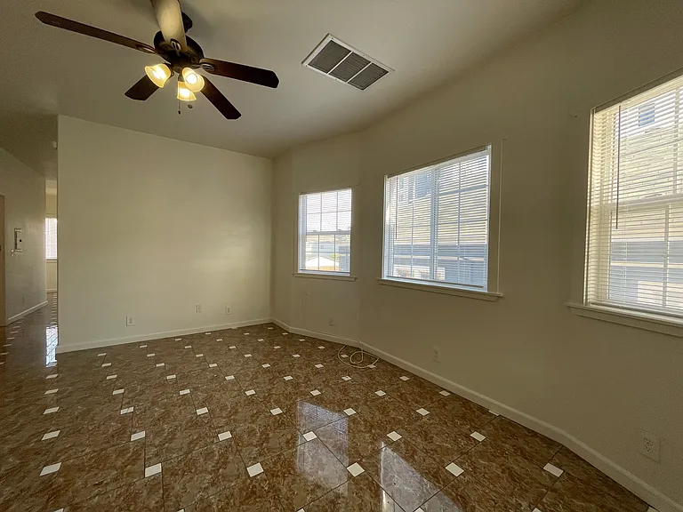 682 W Macarthur Blvd — Photo 5