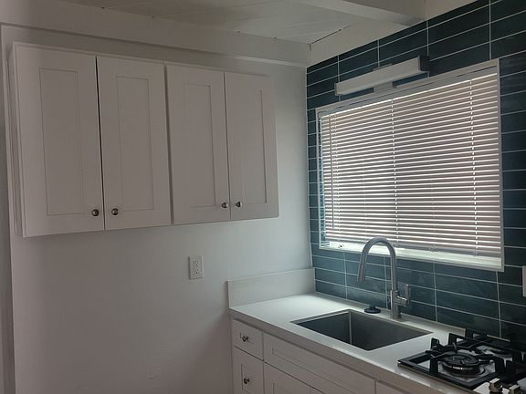 5th image of 4030 Ingraham St #B