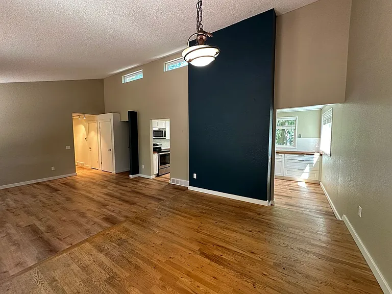 1479 Greenville Dr — Photo 9