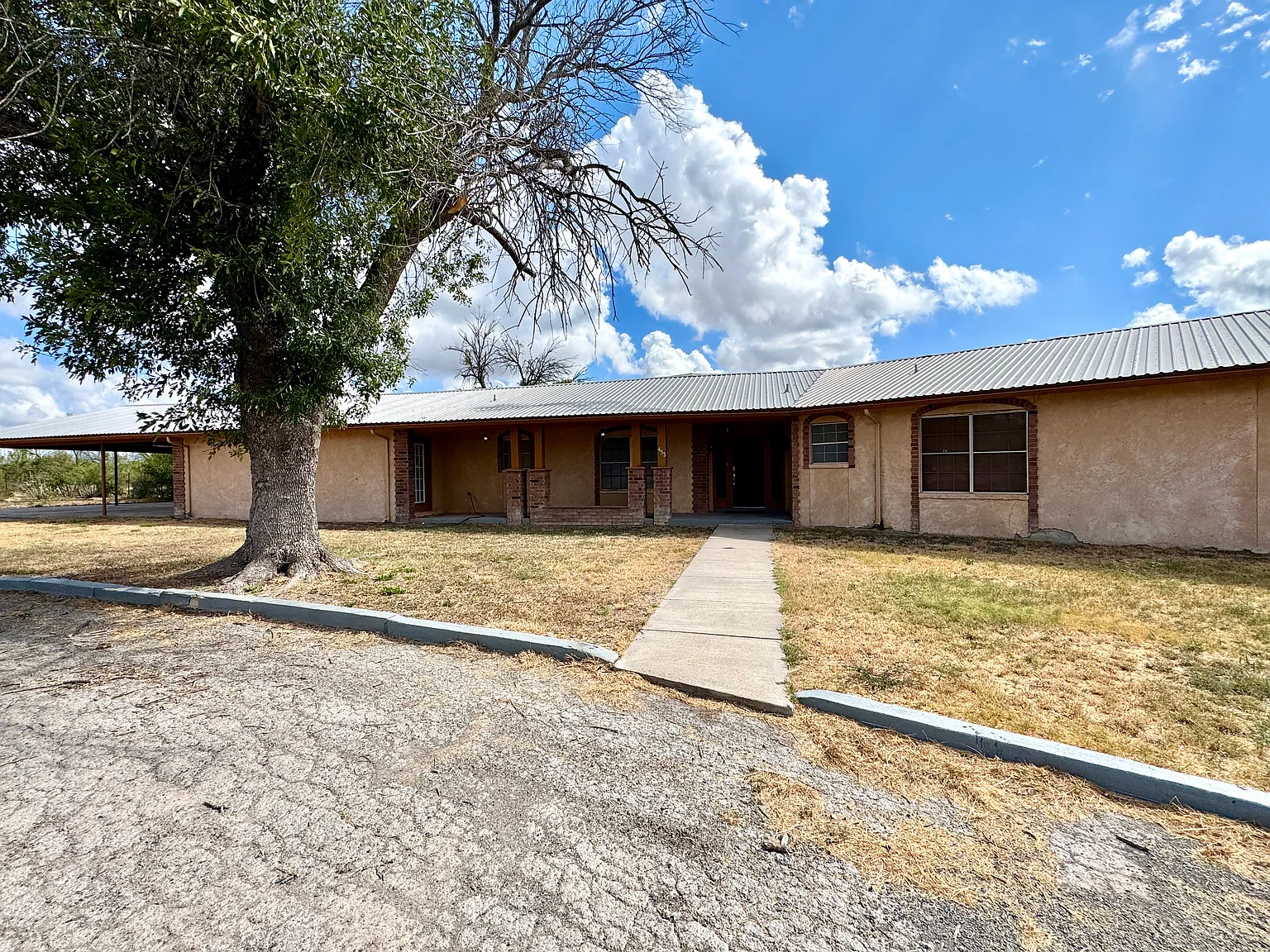 3 bed, 2.5 bath, 2902 sqft, $2,000 — Photo 2