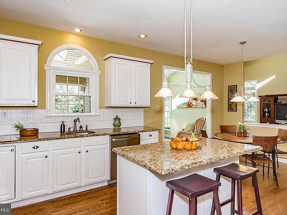 4th image of 33 N Iroquois Ln