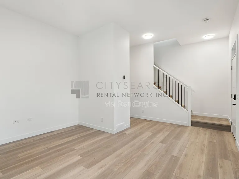 244 Sovereign Cres SW #1 — Photo 7
