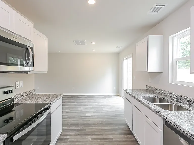 679 Farmstead Trl — Photo 4