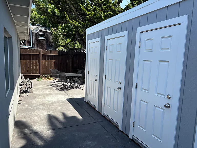 Storage units & lounge area
