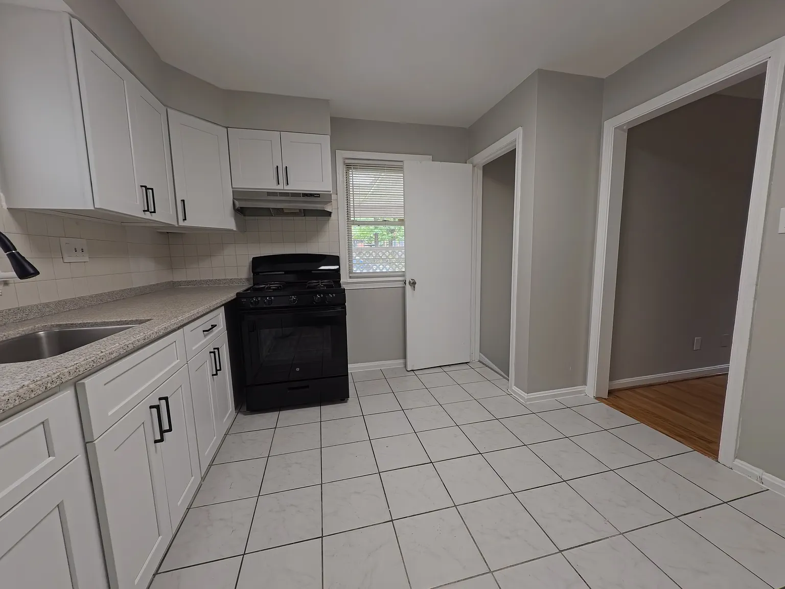 5 bed, 1976 sqft, $3,300 — Photo 4