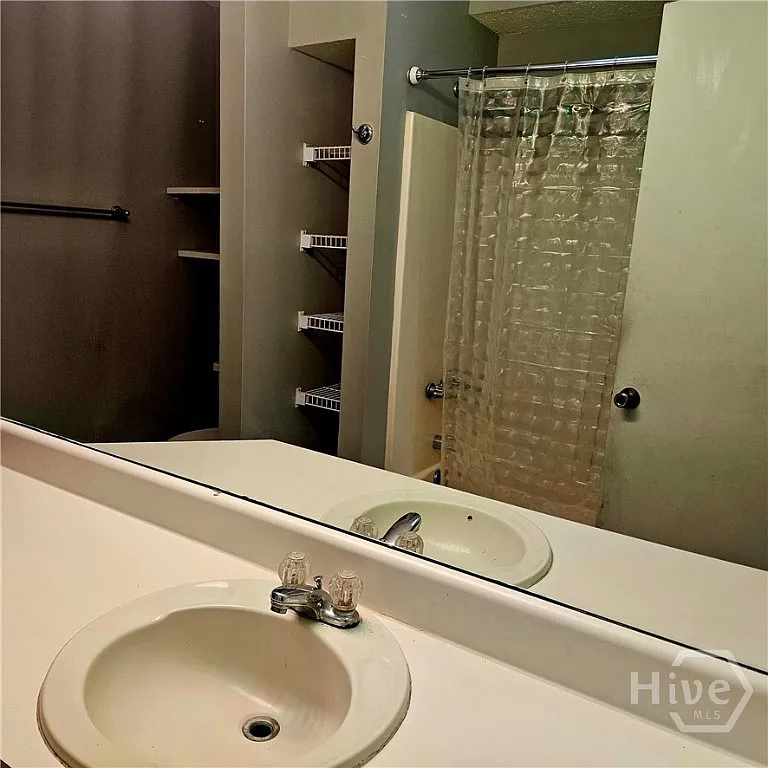 3 bed, 2.0 bath, 1387 sqft, $2,200 — Photo 4